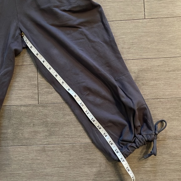 NIKE cropped grey jogging pants with pockets. Size Small - Picture 10 of 13